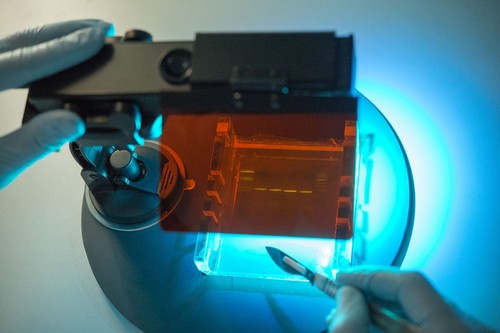 Flashlight mit Halterung und Cuttingboard zum einfachen Auschneiden von DNA Banden